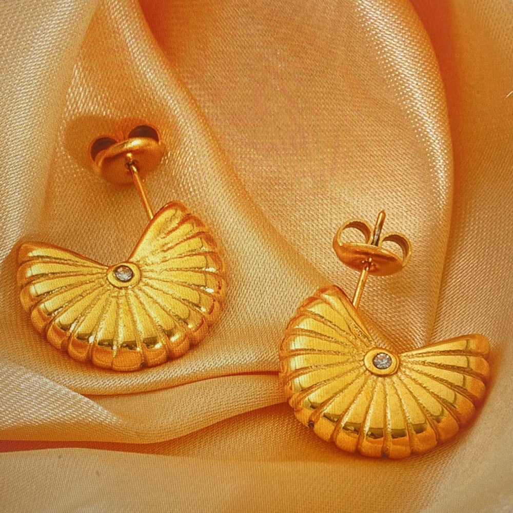 Elegant Gold Shell Earrings